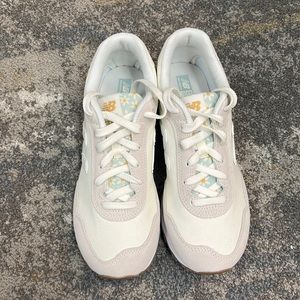 New balance tennis shoes